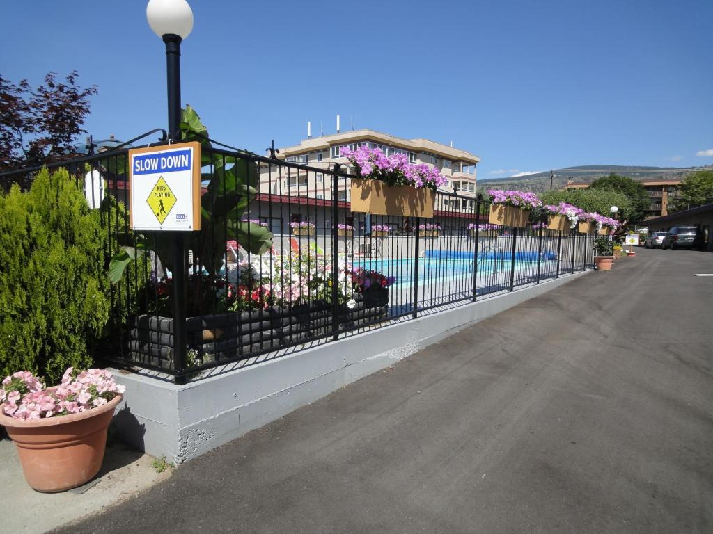 Apple Tree Inn Пентиктон Экстерьер фото