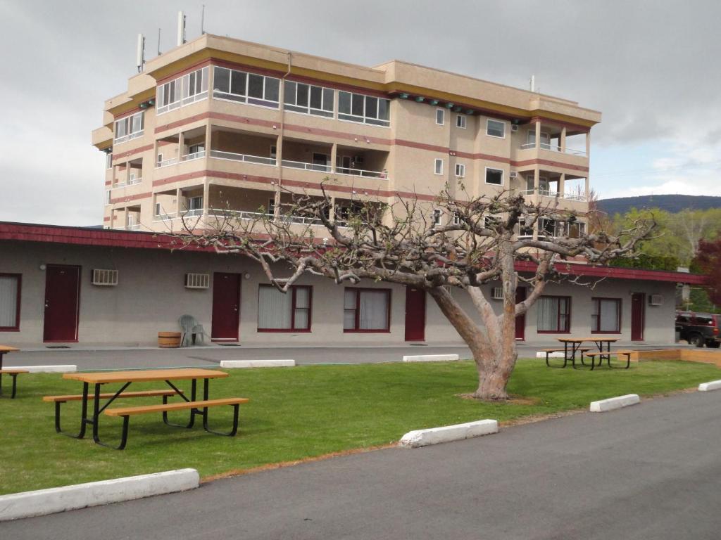 Apple Tree Inn Пентиктон Экстерьер фото