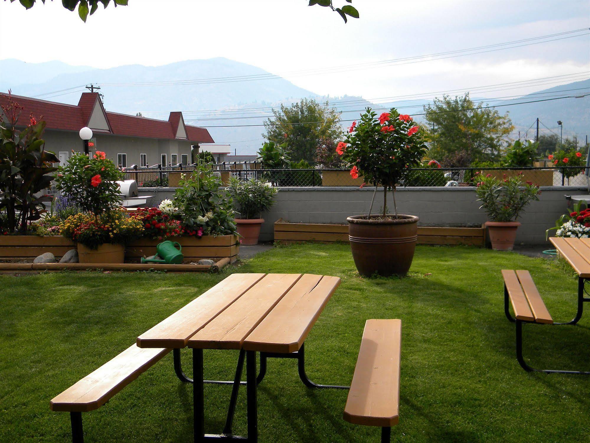 Apple Tree Inn Пентиктон Экстерьер фото