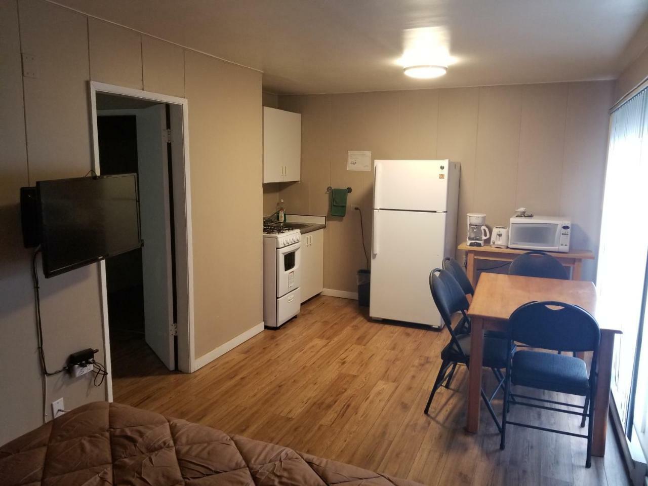 Apple Tree Inn Пентиктон Экстерьер фото